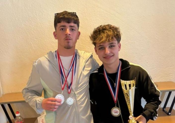 (L-R) Winners Corben and Sonny with their medals